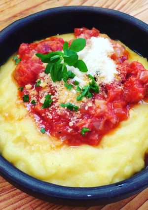 Una foto de Polenta con chorizos