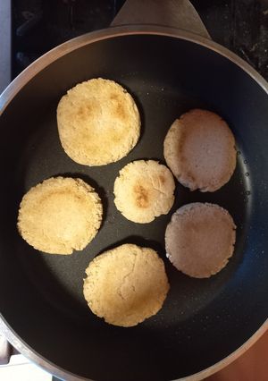 Una foto de Pancitos de avena en el sartén