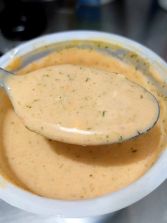 Una foto de Salsa🥪de yogur🍟🌭para tus comidas🥛🌶️🧄