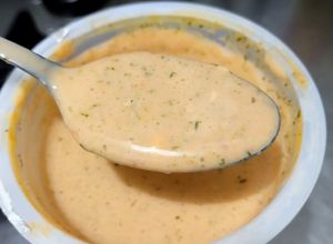 Una foto de Salsa🥪de yogur🍟🌭para tus comidas🥛🌶️🧄