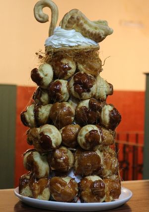 Una foto de Croquembuche