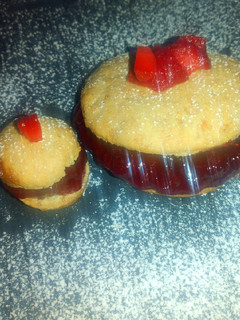 Una foto de Scones dulces con mermelada de fresa