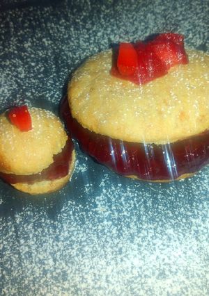 Una foto de Scones dulces con mermelada de fresa