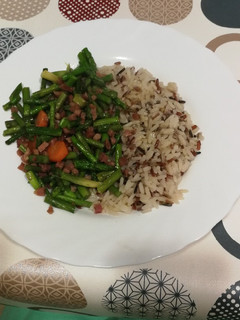 Una foto de Arroz salvaje con espárragos y jamón