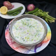 A picture of Cucumber onion raita.