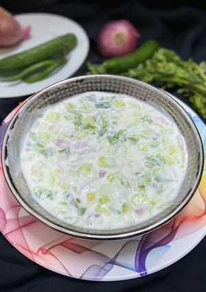 A picture of Cucumber onion raita.