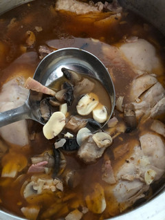 Una foto de Pollo al champiñón