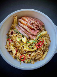 Una foto de Arroz Frito (Técnica Asiática) de Pato y Calamar