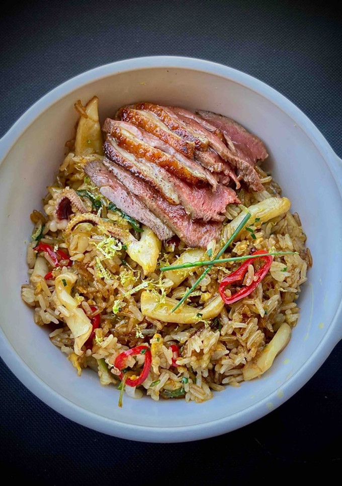 Una foto de Arroz Frito (Técnica Asiática) de Pato y Calamar