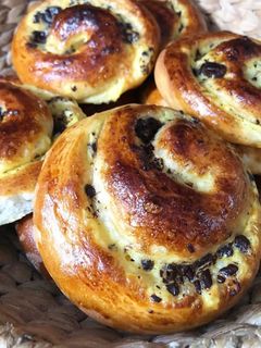A picture of Pastry and chocolate cream Roll🥞.