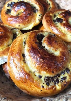 A picture of Pastry and chocolate cream Roll🥞.