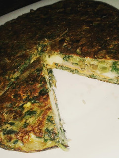 Una foto de Tortilla de acelga rellena de jamón, queso cremoso y cheddar