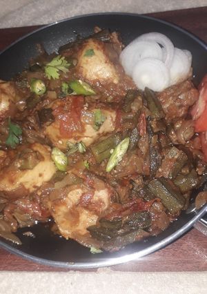 A picture of Restaurant style bhindi masala chicken🍅🌶.