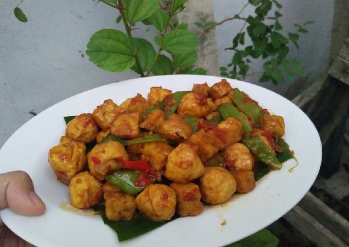 Sambal goreng tempe, bakso dan kacang kapri