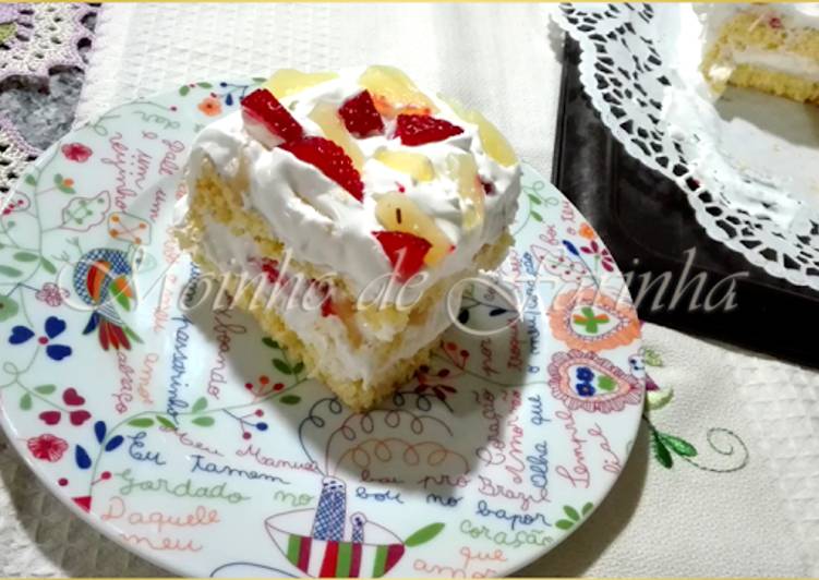 Bolo fofo com frutas & chantilly