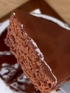 صورة لوصفة كيك شوكولاته بدون بيض ، هش و لذيذ زي الكيك العادي 🍫🍰✨