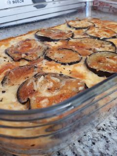 Una foto de Pastel de berenjenas, pechuga de pavo y queso