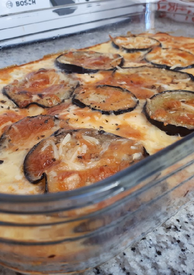 Una foto de Pastel de berenjenas, pechuga de pavo y queso