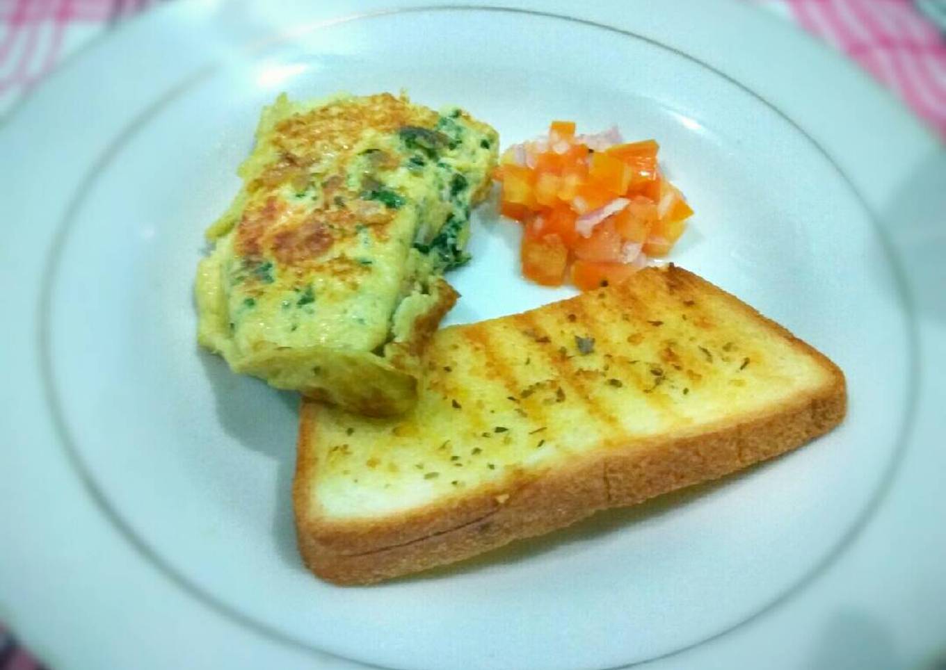 Spinach Omelette with tomato salsa and garlic bread