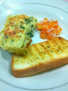 Foto resep Spinach Omelette with tomato salsa and garlic bread
