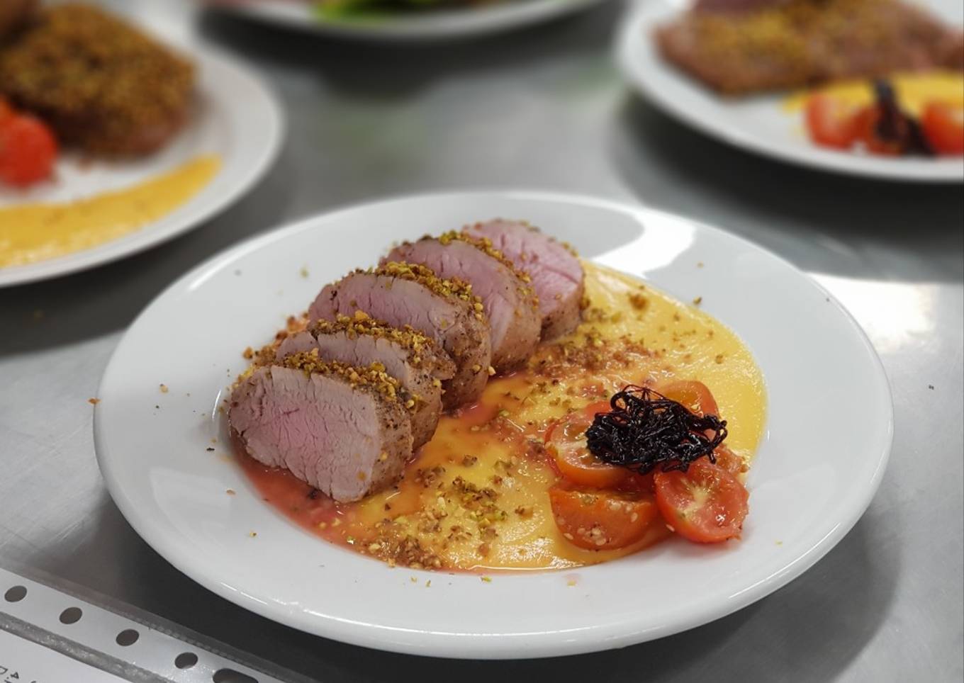 Solomillo de cerdo con puré de calabaza y caramelo de vino tinto