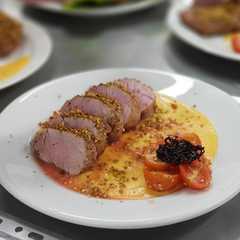 Una foto de Solomillo de cerdo con puré de calabaza y caramelo de vino tinto