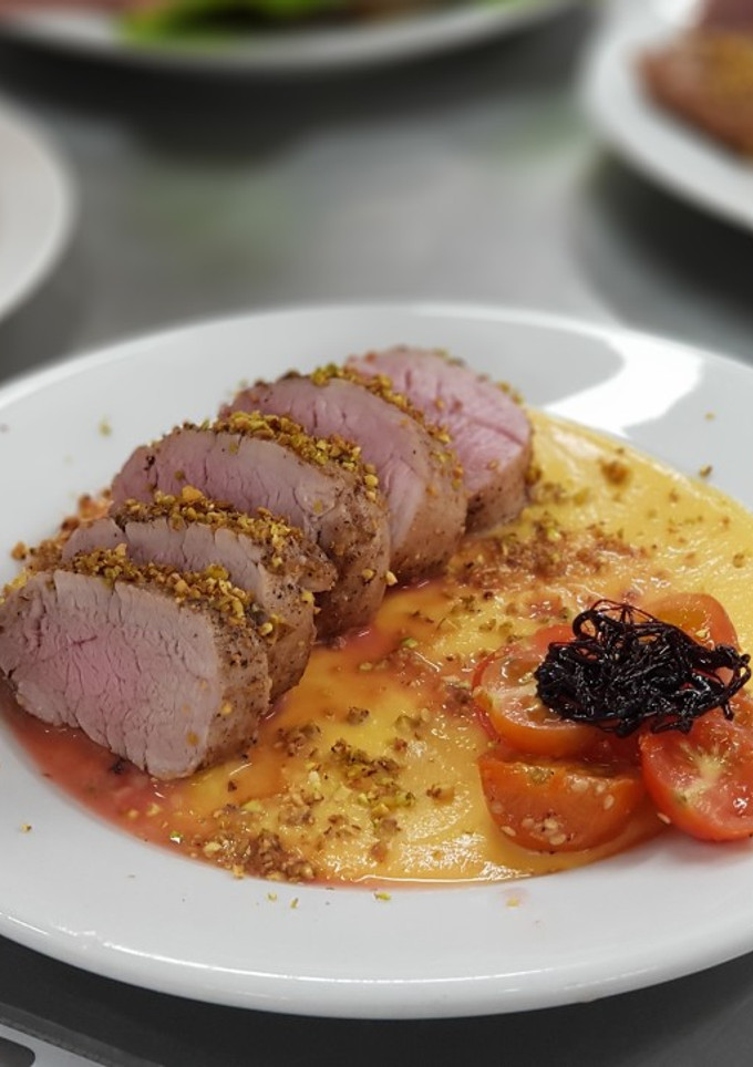 Una foto de Solomillo de cerdo con puré de calabaza y caramelo de vino tinto