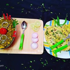 A picture of Hariyali Chhola with butter naan.
