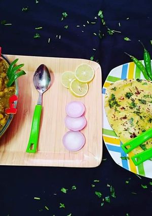 A picture of Hariyali Chhola with butter naan.