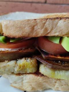 Una foto de Sándwich de tofu a la miel mostaza y berenjena..