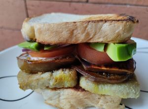 Una foto de Sándwich de tofu a la miel mostaza y berenjena..
