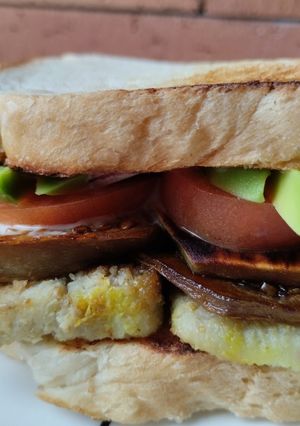 Una foto de Sándwich de tofu a la miel mostaza y berenjena..