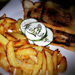 A picture of Chips and toasted bread.