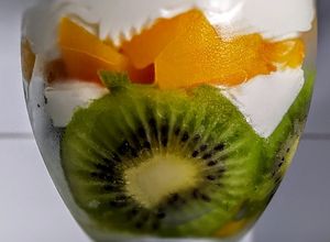 Una foto de FRUTAS🍑🥝 y Chantilly...!