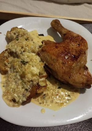 Una foto de Pollo a la planchetta con papas al horno a la crema y verdeo