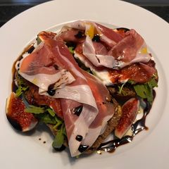 A picture of Pane Burrata, Prosciutto e Fichi.