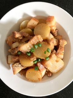 Hình của món Ba rọi kho củ cải trắng.