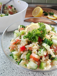 Una foto de Ensalada de trigo con verduras de verano