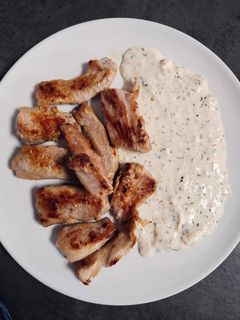 Una foto de Secreto de cerdo con salsa de queso de cabra a las finas hierbas