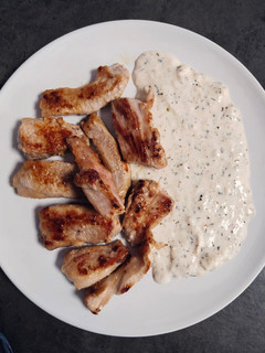 Foto principal de Secreto de cerdo con salsa de queso de cabra a las finas hierbas