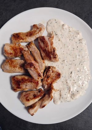 Una foto de Secreto de cerdo con salsa de queso de cabra a las finas hierbas