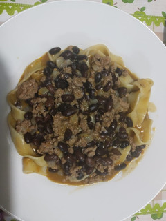 Una foto de Fetuccini con porotos negros