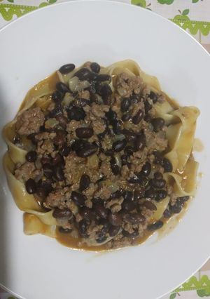 Una foto de Fetuccini con porotos negros