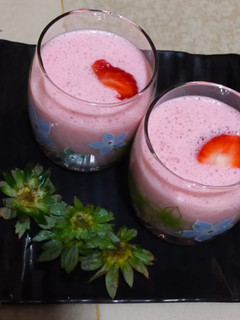 स्ट्रॉबेरी मिल्क शेक (Strawberry Milk shake recipe in hindi) रेसिपी मुख्य फोटो