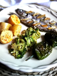 Una foto de Pescado blanco al horno con verduras