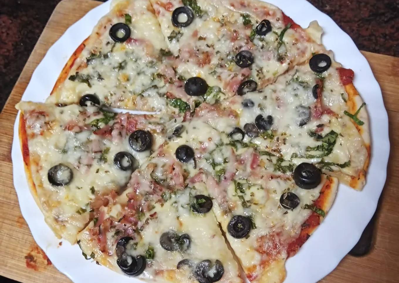 Pizza de espinacas, cebolla, bacon y aceitunas negras