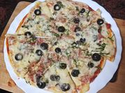 Una foto de pizza con aceitunas