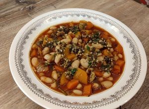 Une photo de Soupe de butternut, carottes, haricots blancs et picada de noix