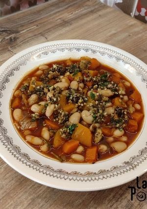 Une photo de Soupe de butternut, carottes, haricots blancs et picada de noix