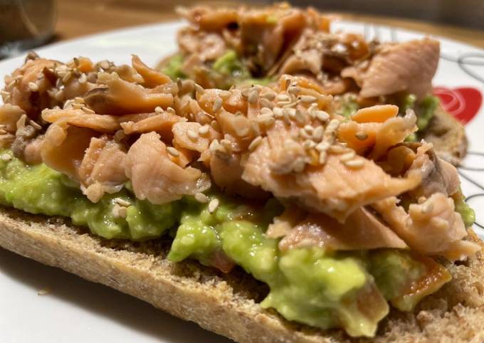 Crostini con salmone e salsa guacamole